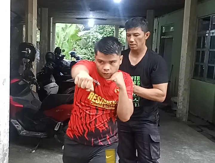 Bharada Diko Susanto saat menjalani latihan teknik pukulan didampingi pelatih di Mess Arga, Sawahlunto, Rabu (8/4/2026), sebagai persiapan menghadapi Porprov Sumbar 2026.